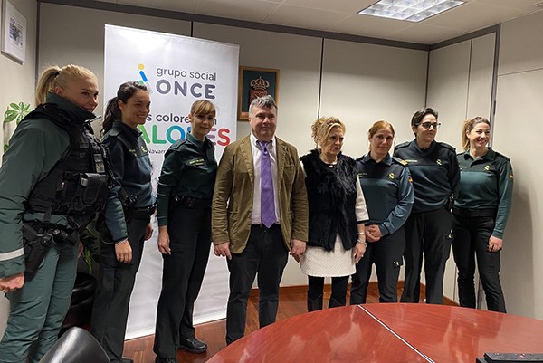 Foto de familia de las guardias civiles con los responsables de la ONCE