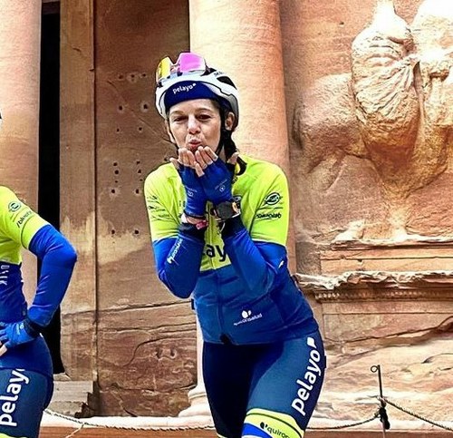 Ester Arriero Higueras envía un beso desde Petra (Jordania) durante el Reto Pelayo Vida