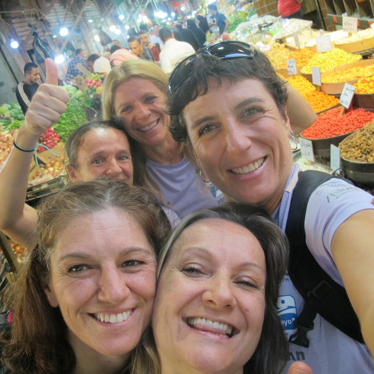 Felicidad en los rostros de las cinco mujeres motivadoras para otras que como ellas han padecido o están sufriendo la enfermedad del cáncer