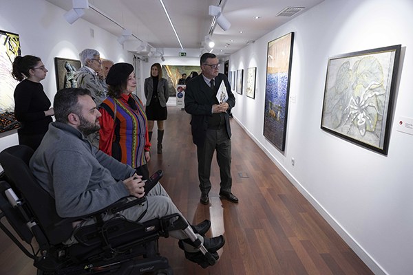 Visita durante la inauguración de la exposición