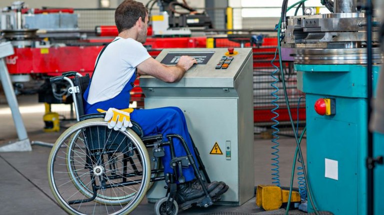 Trabajador en silla de ruedas
