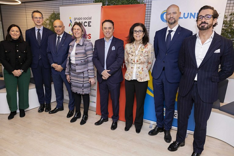 Foto de familia de los responsables de Fundación ONCE  y  Kyndryl