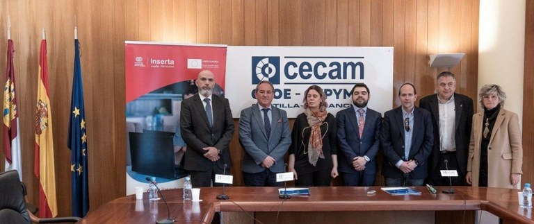 Foto de familia de la responsable de Inserta con los de Cecam