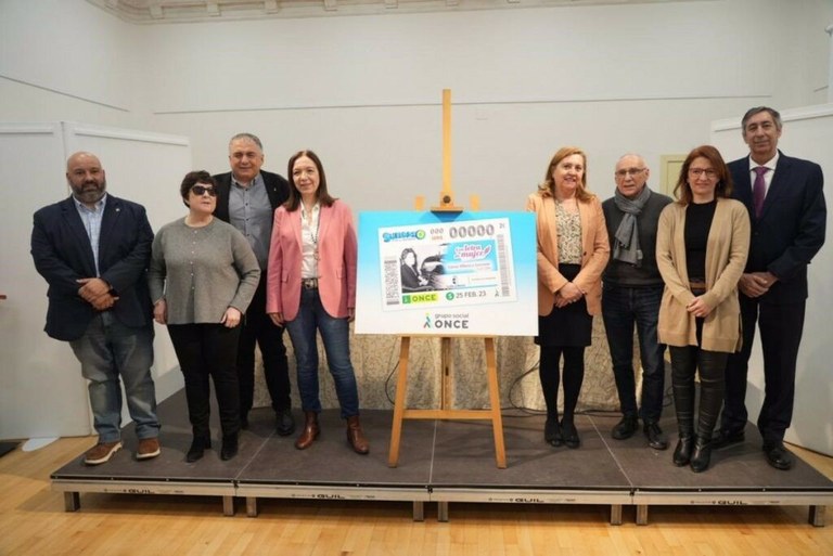Foto de familia en el acto de la presentación del cupón  y anuncio de la renovación del convenio educativo con la ONCE