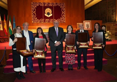 Foto de familia de los galardonados por la UCO, con Martínez Lozano en la izquierda de la imagen