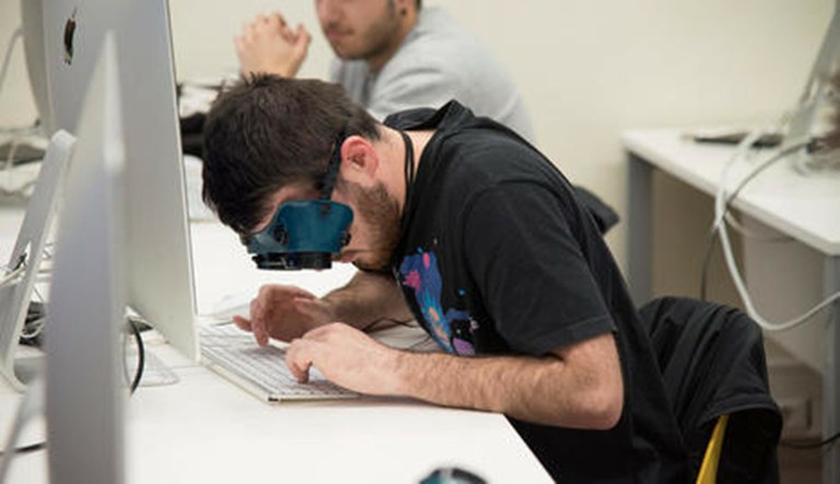 Un alumno navega por internet con gafas que simulan baja visión.