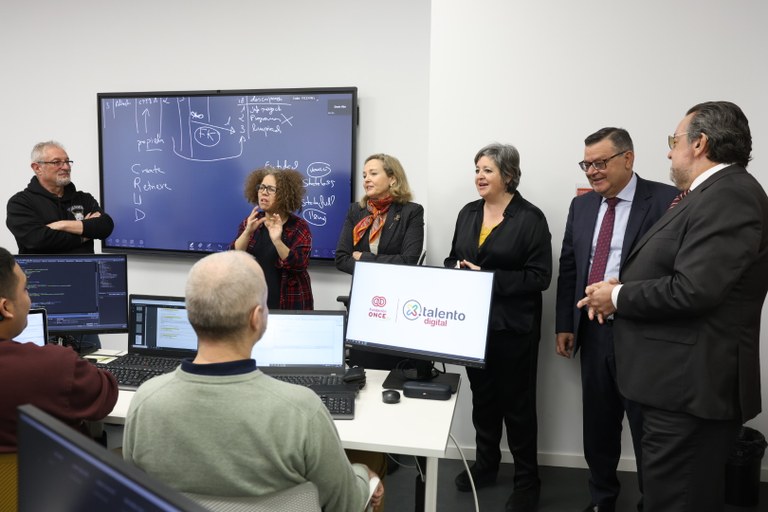 Calviño durante la visita a una de las alas de Por Talento Digital