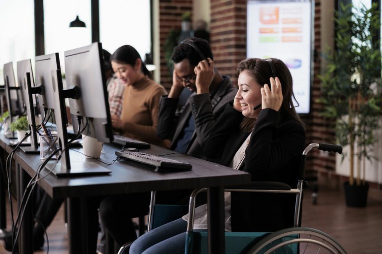 Joven con discapacidad en su puesto de trabajo