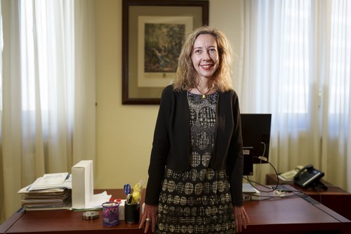 Patricia Sanz delante de su mesa