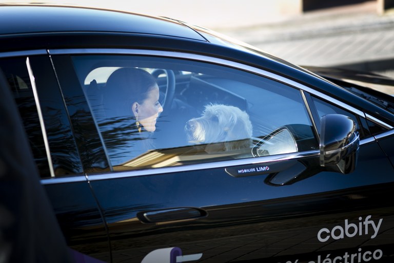 Usuaria con su perro guía dentro de un vehículo Cabify