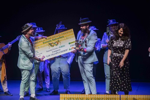 Entrega del Premio a la comparsa ‘Los Trampucheros’ 