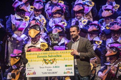Entrega del premio a la comparsa 'Los Negros'
