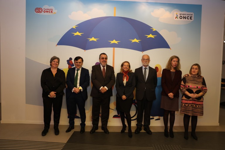 Foto de familia con la ministra en el medio
