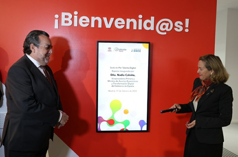 Miguel Carballeda y Nadia Calviño muestran la placa conmemorativa de la inauguración del centro