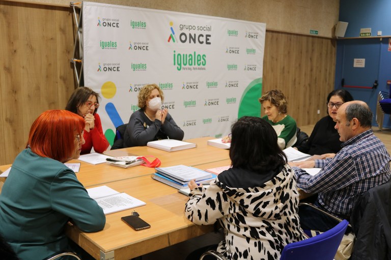 Francisco Moreno Martín reunido con algunas compañeras del grupo de teatro leído