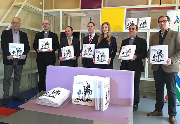 Los participantes posan con los ejemplares del Quijote