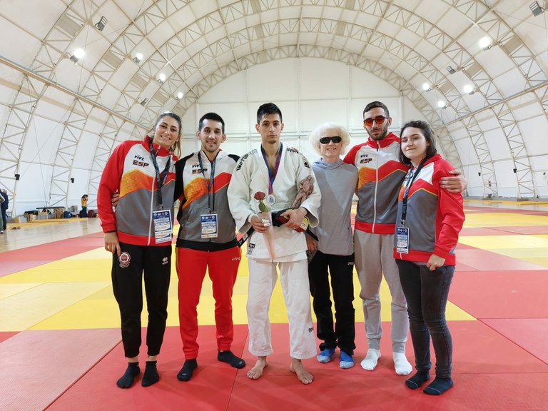 Daniel Gabilán con la medalla de bronce