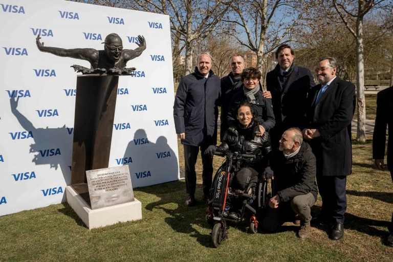 Teresa Perales junto a la escultura, acompañada por su familia y autoridades