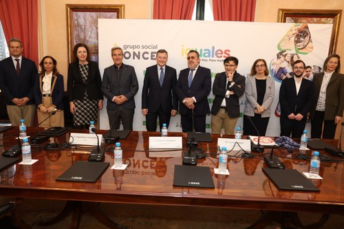 Foto de familia de la firma del acuerdo entre el Grupo Social ONCE y Agbar
