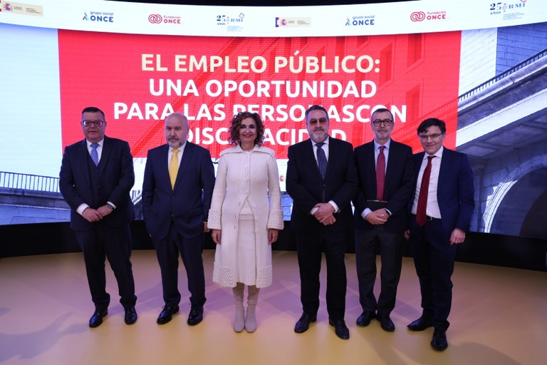 Foto de familia de la ministra con los responsables del Grupo Social ONCE y del CERMI