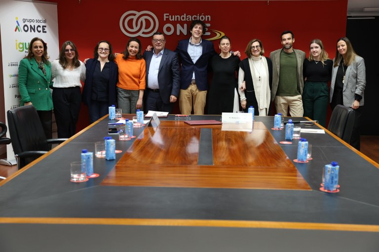 Foto de familia de los responsables de la entidades firmantes