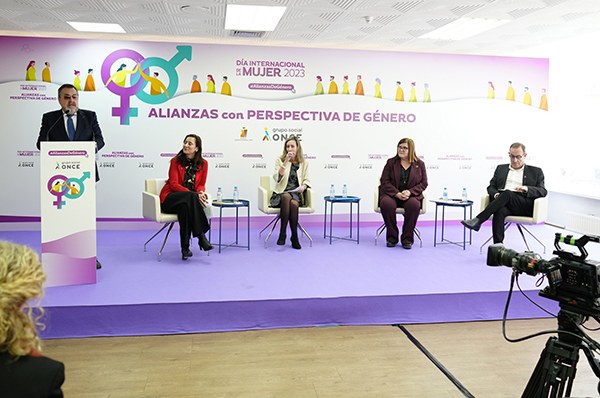 Vista general de los participantes en la mesa redonda