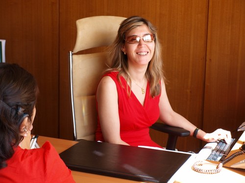 Una mujer ciega en su puesto de trabajo