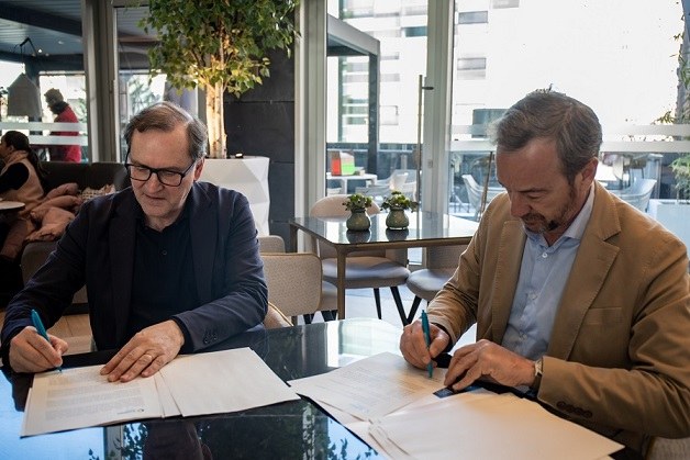 Firma del acuerdo entre Ilunion Hotels y UNAV