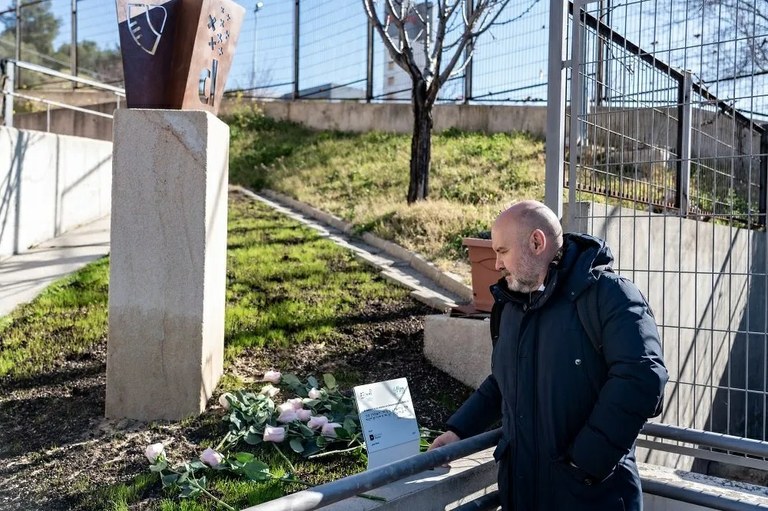 Luis Cayo Pérez frente al monumento de Juan Torre