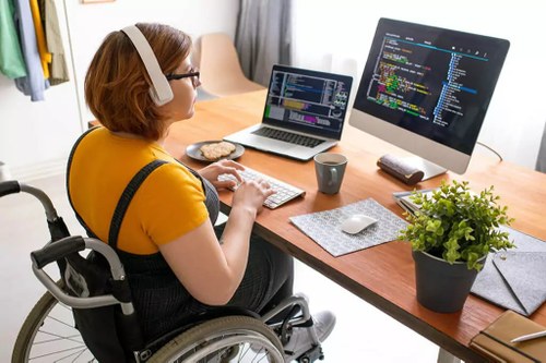 Mujer en silla de ruedas en su puesto de trabajo