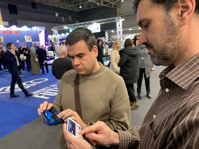 Técnicos del CTI realizan una demostración de la app Comunicador Táctil  ONCE