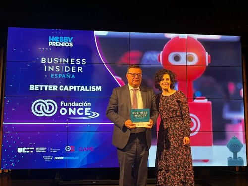 Martínez Donoso recogiendo el premio