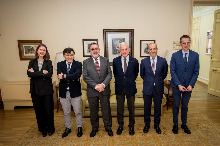 Foto de familia de los reponsables de la firma con Madrid Futuro