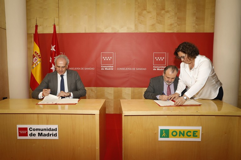 Enrique Ruiz Escudero y Luis Natalio Royo firman el convenio