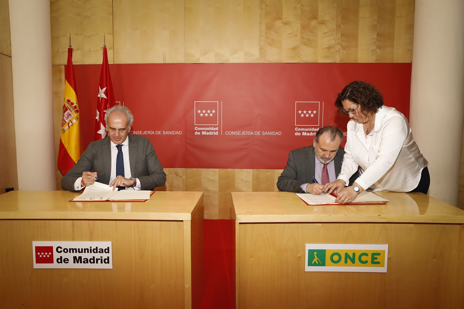 Enrique Ruiz Escudero y Luis Natalio Royo firman el convenio