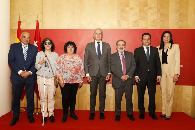 Foto de familia de los asistentes a la firma