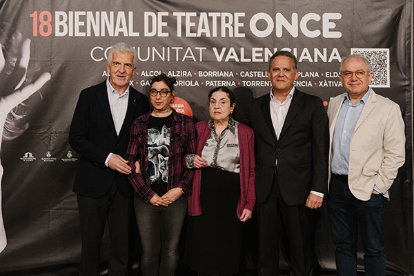 Las tres autoridades con las actrices de Samaruc