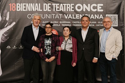 Las tres autoridades con las actrices de Samaruc