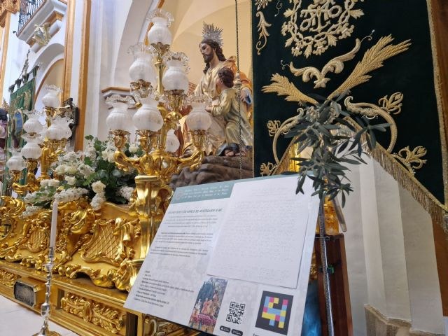 Cartelería braille y código navilens puesto en marcha por la Cofradía de la Esperanza de Murcia