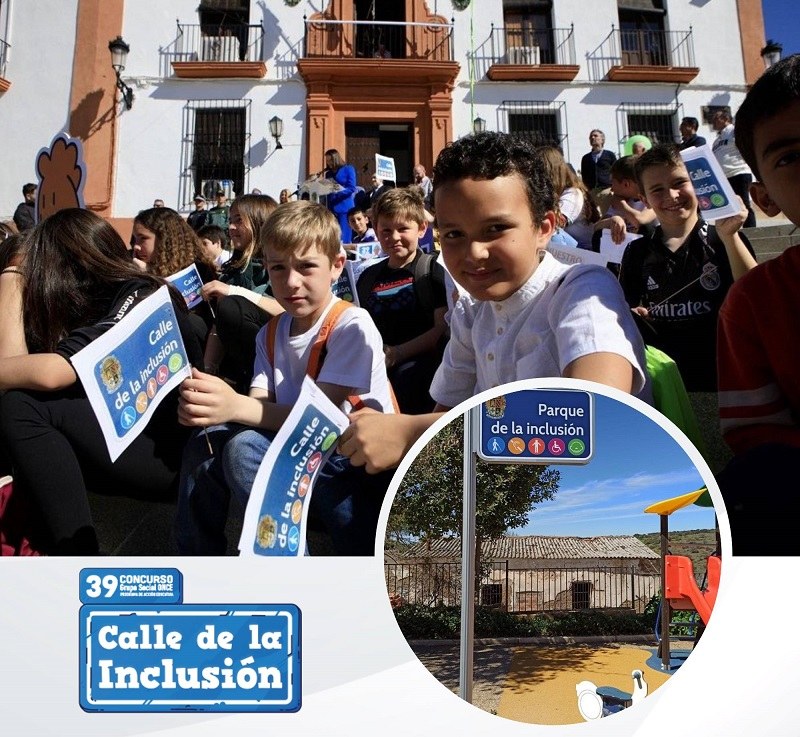 Escolares de Fuente Obejuna en el acto de inauguración de la Calle de la Inclusión  e imagen de  la placa del Parque de la Inclusión