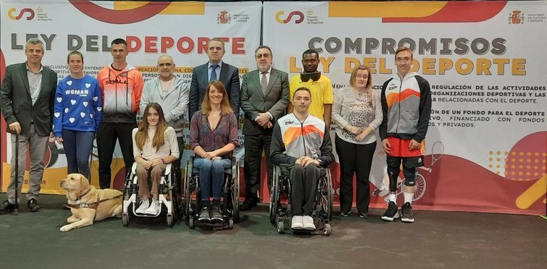 Foto de familia de los representantes y deportistas