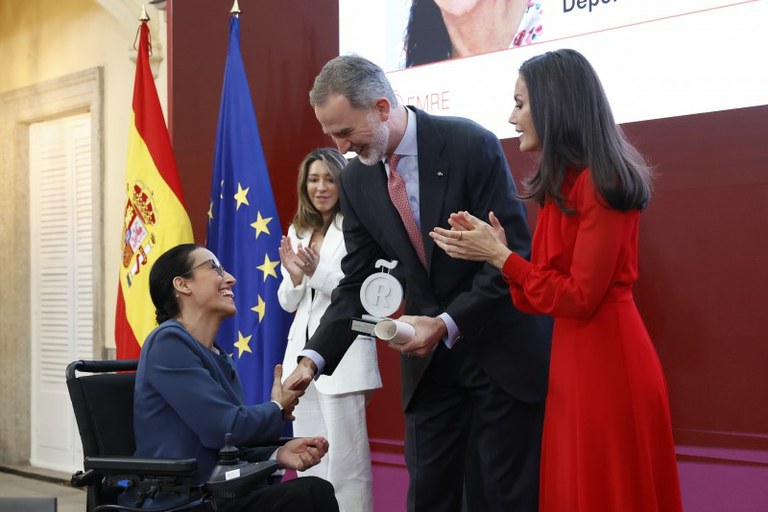 Teresa Perales recoge el galardón de manos de los reyes (Foto: © Casa de S.M. el Rey)
