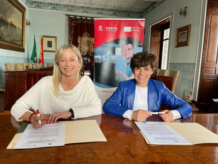 Momento de la firma en el Ayuntamiento de Castro Urdiales