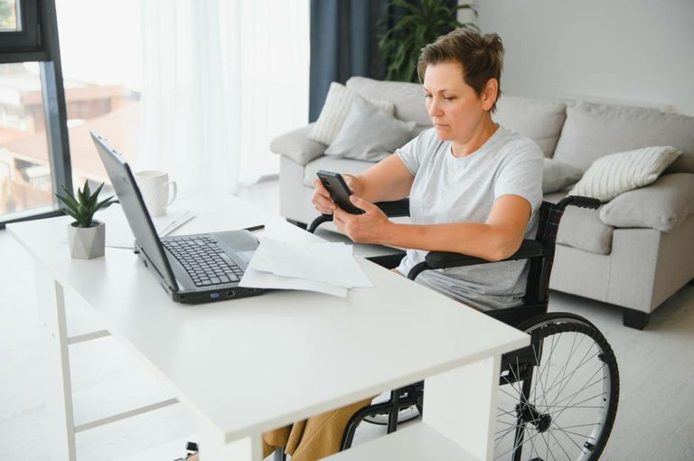 Mujer con discapacidad trabajando