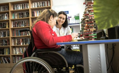 Jovén estudiante con discapacidad en siila de ruedas