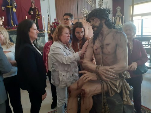 Afiliada onubense tocando Santo Cristo de la Preciosa Sangre