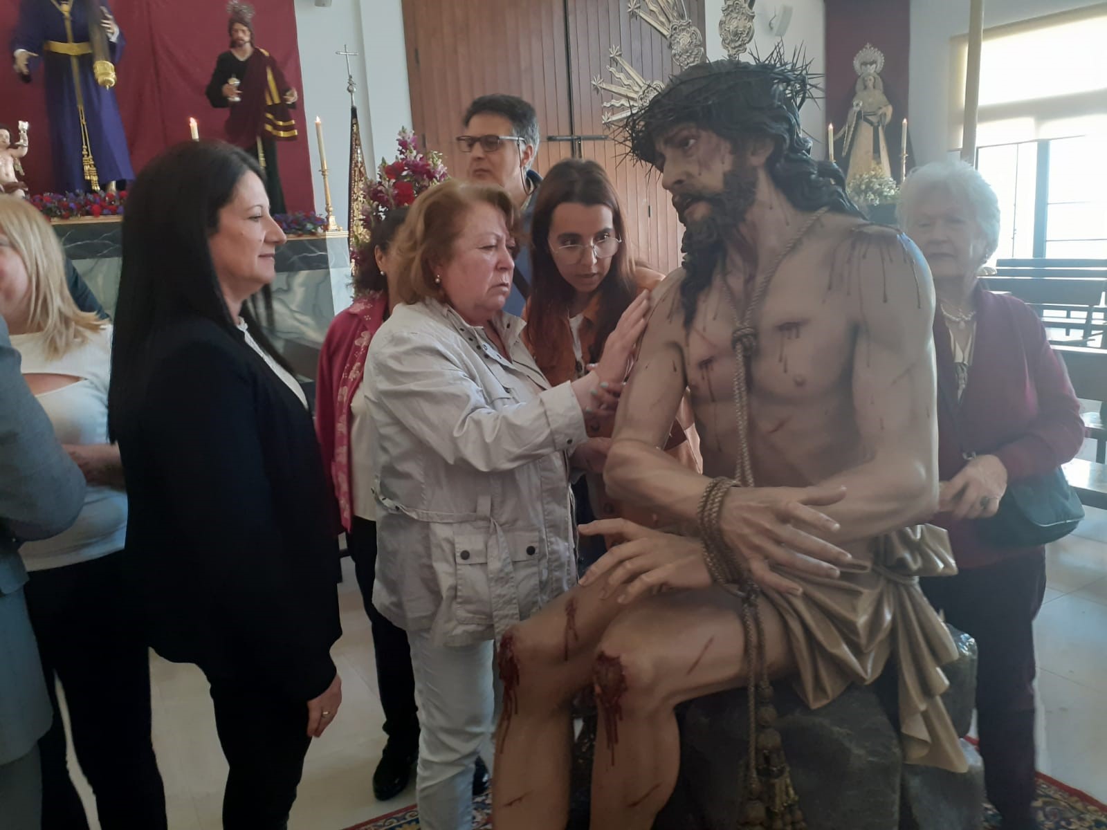Afiliada onubense tocando Santo Cristo de la Preciosa Sangre