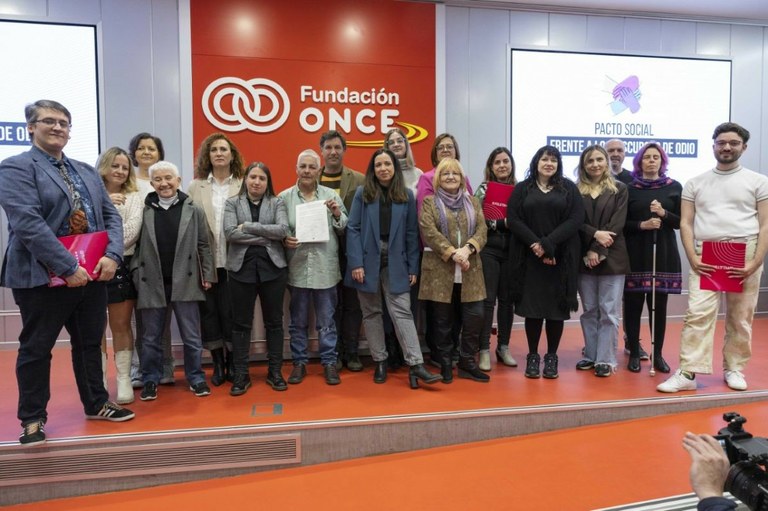 Representantes de las entidades firmantes  muestran el documento contra los delitos de odio