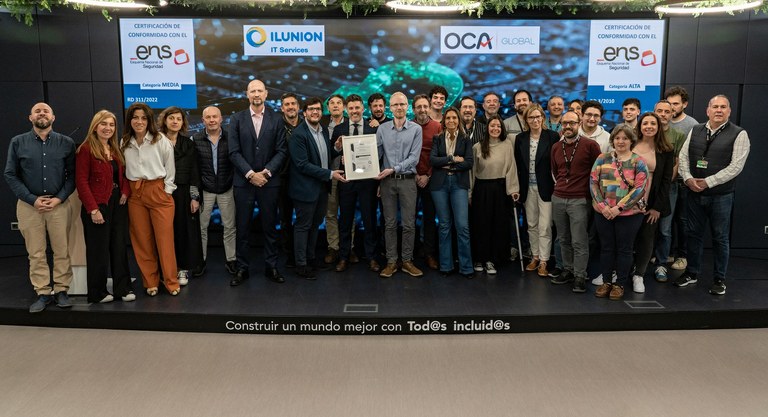 Equipo de Ilunion T Service muestran la certificación
