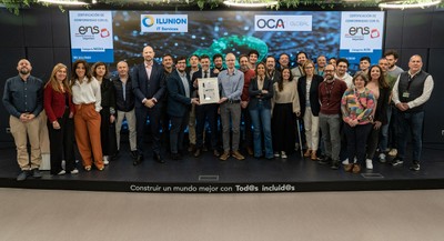 Equipo de Ilunion T Service muestran la certificación